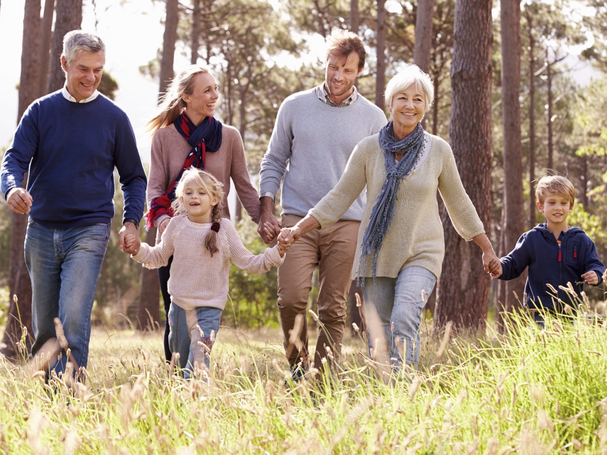 Familie mit mehreren Generationen, bei einem Waldspaziergang