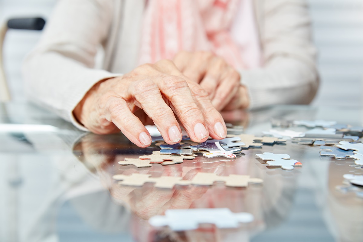 Nahaufnahme Hände, die Puzzle spielen