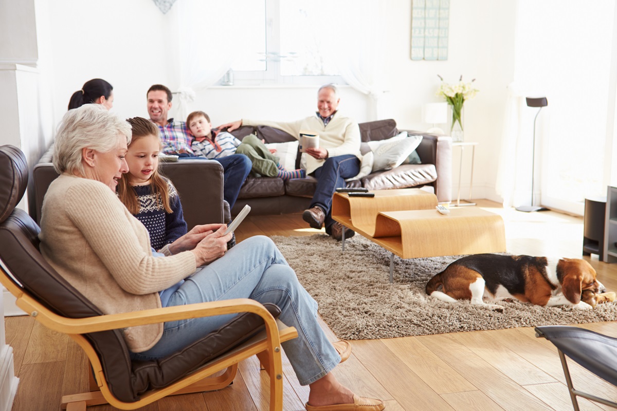 Familie mit Großeltern verbringen einen Nachmittag im Wohnzimmer