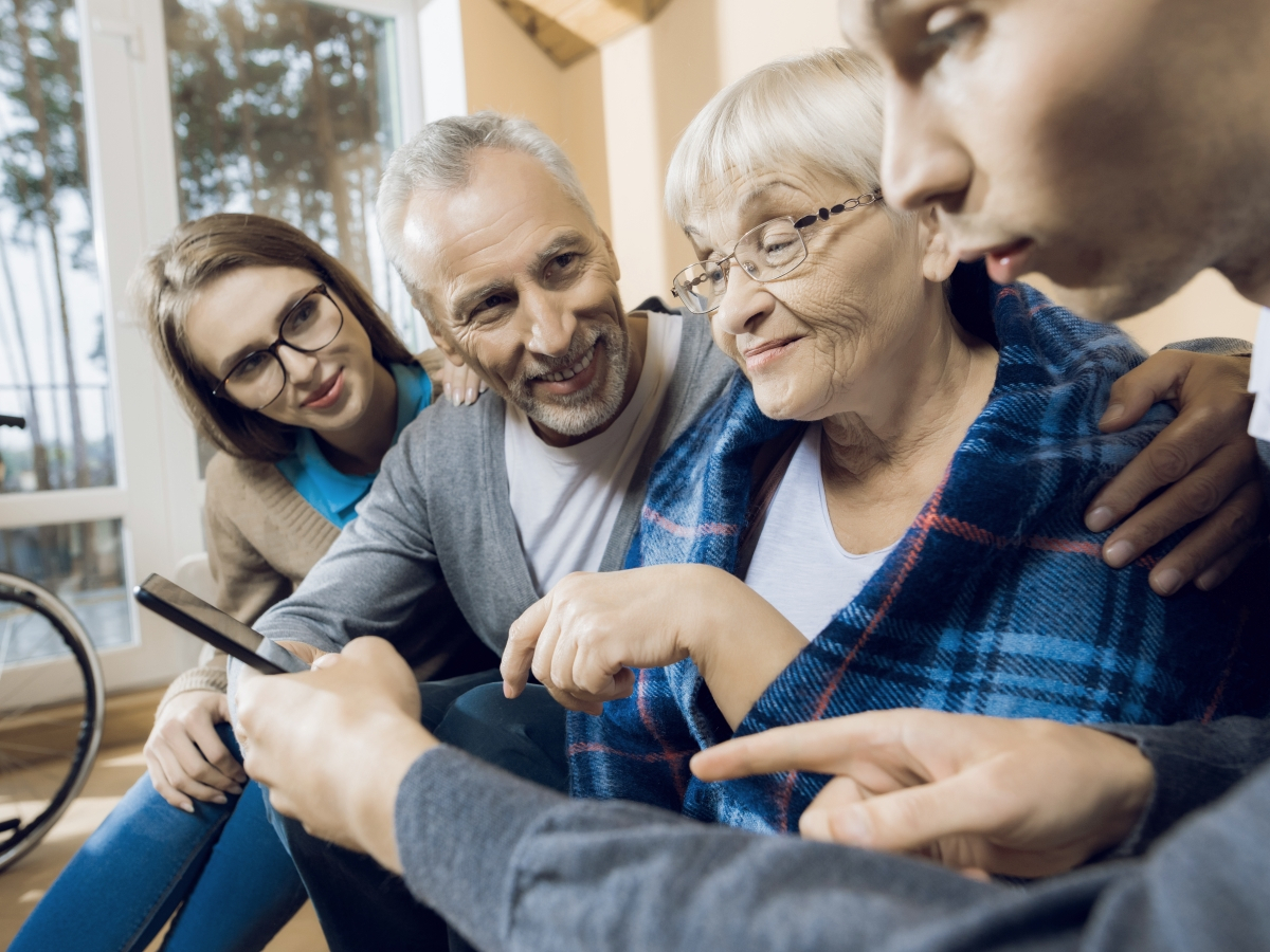 &Auml;ltere Frau umringt von der Familie