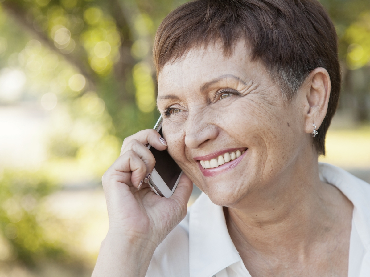 Frau am Handy telefonierend