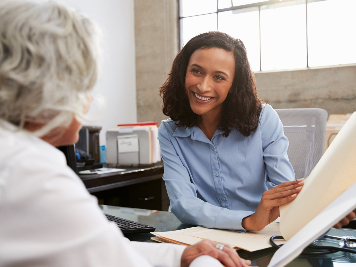 Pflegerin macht &Uuml;bungen mit einer &auml;lteren Frau
