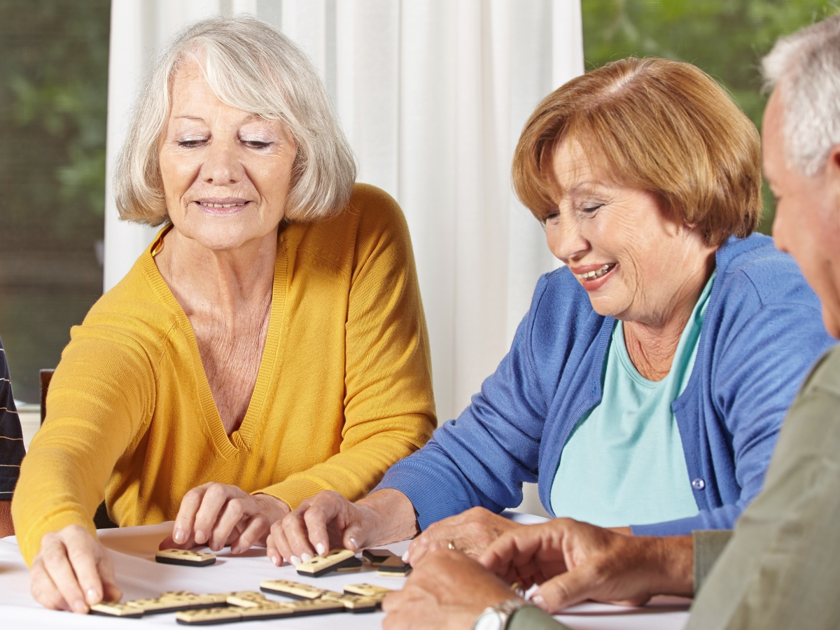 BKK VBU Pflegeportal ambulante Pflegeleistungen: drei &auml;ltere Herrschaften bei einem Brettspiel