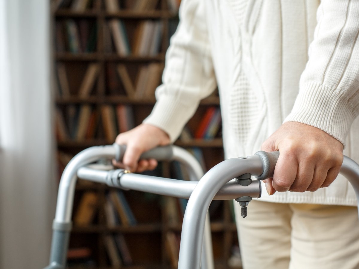 Mann an einem Rolllator