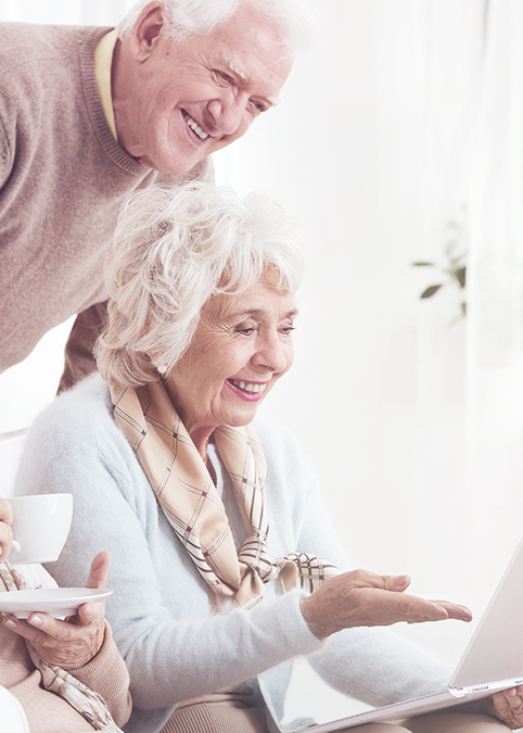 Vier &auml;ltere Personen, zwei Frauen und zwei M&auml;nner, beim einholen von Informationen an einem Notebook