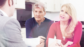 Ehepaar in einem Beratungsgespr&auml;ch mit einem Mann