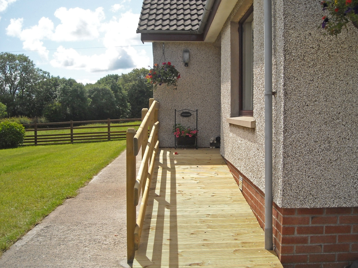 BKK VBU Pflegeportal Wohnumfeldverbessernde Ma&szlig;nahme: Eine Rampe aus Holz ist am Haus angebracht