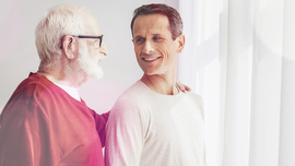 &Auml;lterer Mann im Gespr&auml;ch mit j&uuml;ngerem im vertrauten Umgang