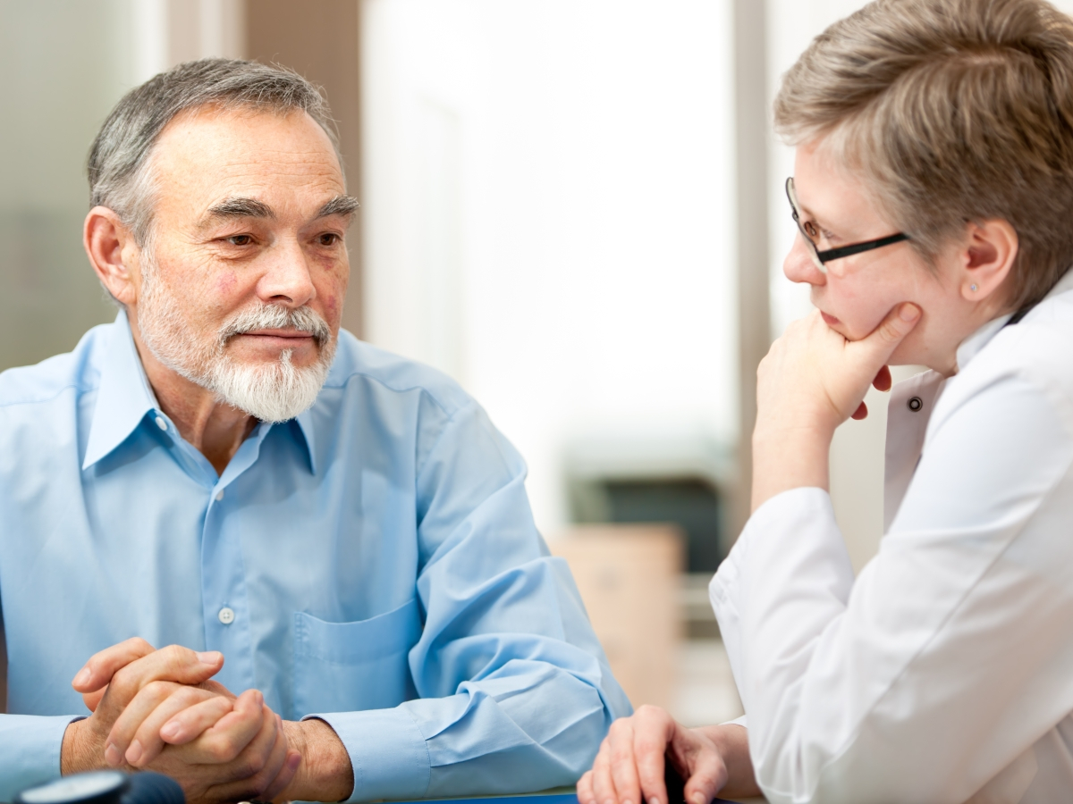 &Auml;lterer Mann f&uuml;hrt ein Gespr&auml;ch mit seinem Arzt