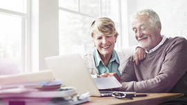 &Auml;lteres Ehepaar vor einem Computer zur Informationseinholung