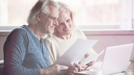 Ehepaar beim Ausf&uuml;llen von Formularen