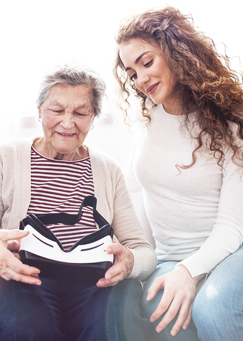 BKK VBU Pflegeportal ambulante Pflegeleistungen: &auml;ltere Frau auf einem Sofa sitzend umgeben von ihrer Tochter und Enkeltochter