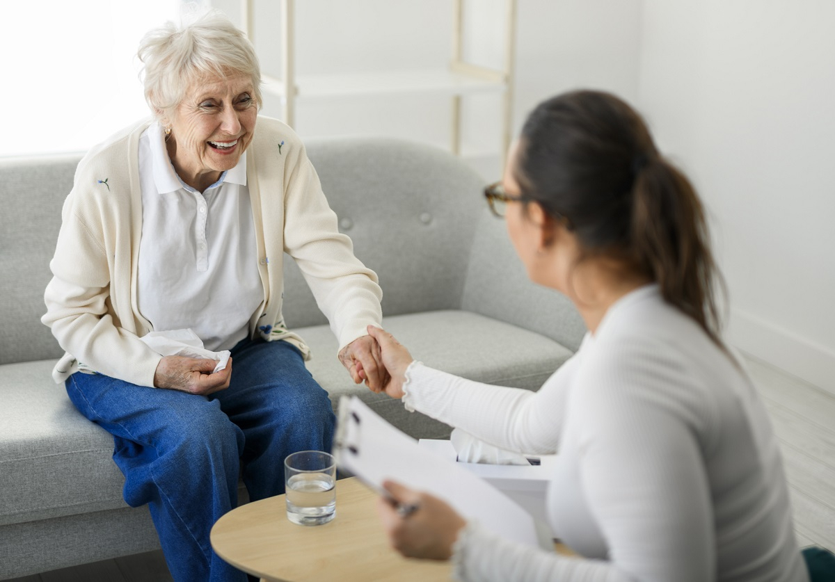 &Auml;ltere Frau beantwortet Fragen der Gutachterin des Medizinischen Dienstes