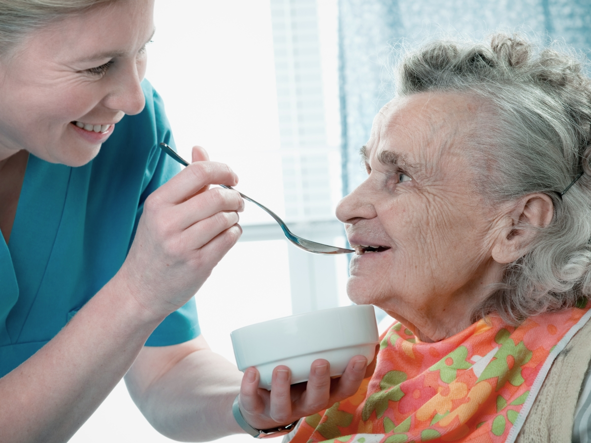 BKK VBU Pflegeportal ambulante Pflegeleistungen: &auml;ltere Frau, die von einer Pflegerin gef&uuml;ttert wird