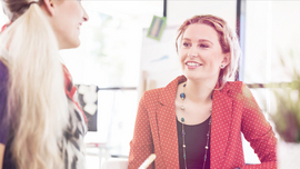 Zwei Frauen im Gespr&auml;ch vertieft