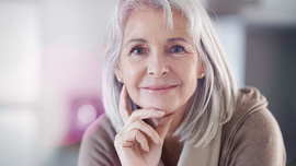 Nahaufnahme einer &auml;lteren Frau, die in die Kamera l&auml;chelt