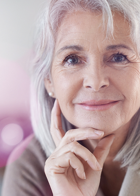Nahaufnahme einer &auml;lteren Frau, die in die Kamera l&auml;chelt