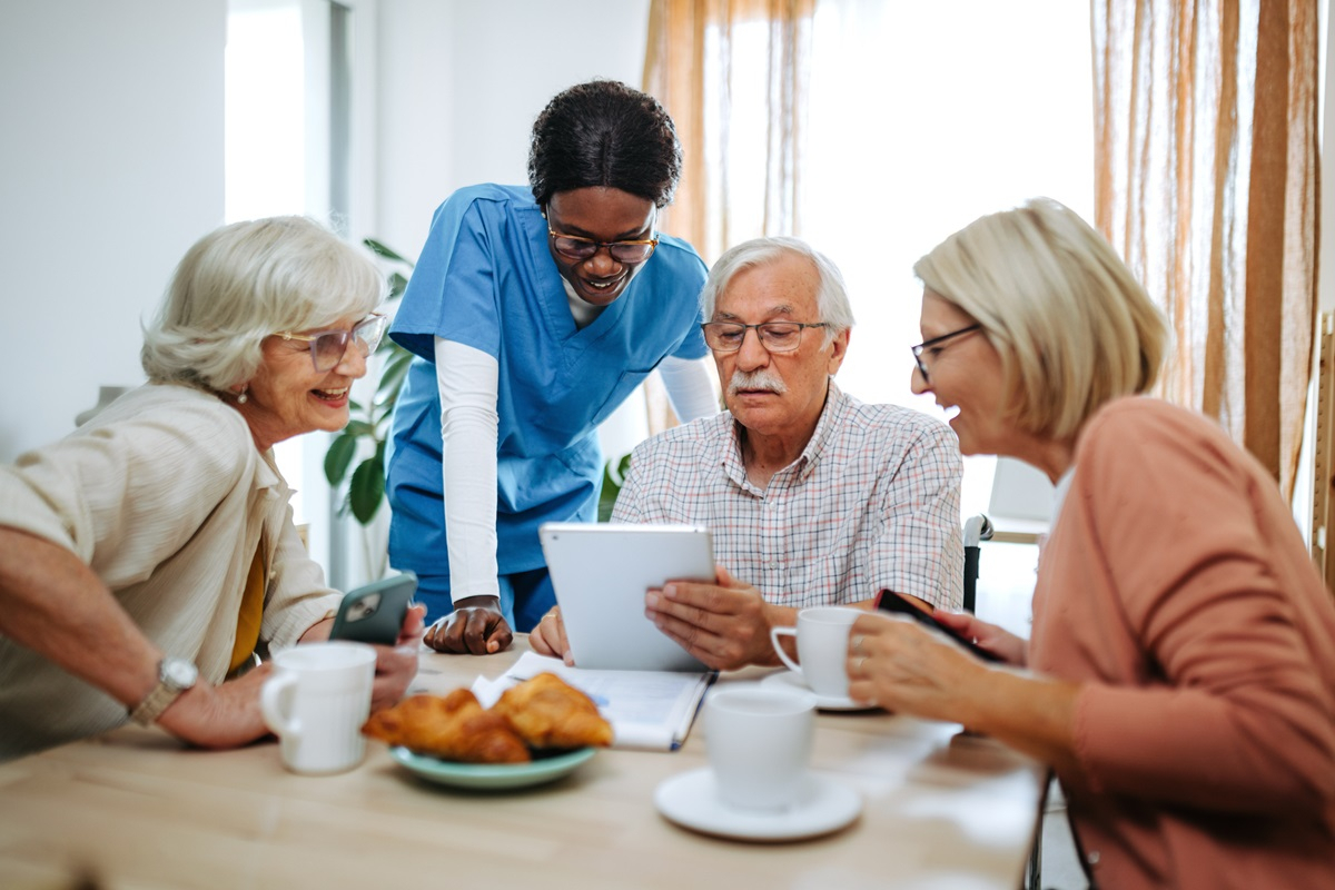 &Auml;ltere Personen schauen etwas am Tablet an
