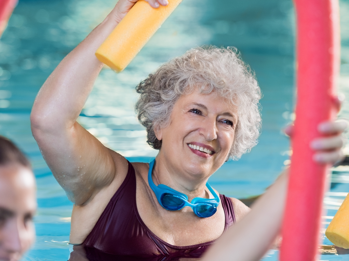 Frau nimmt an einem Aquafitness-Kurs teil